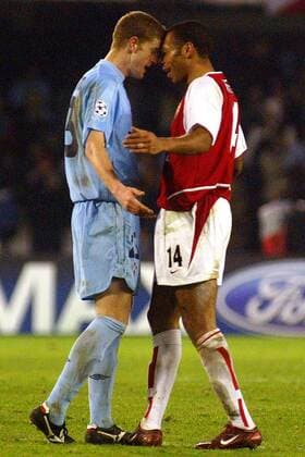 Sergio Fernandez Gonzalez (li., Celta Vigo) und Thierry Henry (Arsenal) haben eine kleine Meinungsverschiedenheit Fußball EC 1 Herren Champions League 2003 2004, Achtelfinale, RC Celta de Vigo - Arsenal FC London 2:3, Gruppe Vigo Spannung  