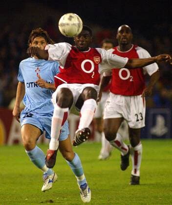 Kolo Toure (Arsenal) - Fallrückzieher, li. Alexander Mostovoi (Celta Vigo) Fußball EC 1 Herren Champions League 2003 2004, Achtelfinale, RC Celta de Vigo - Arsenal FC London 2:3, Gruppe Vigo Dynamik,  