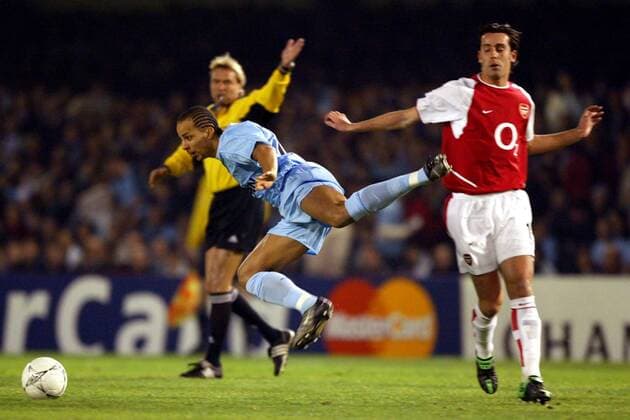 Peter Luccin (li., Celta Vigo) gegen Jose Antonio Reyes (Arsenal) Fußball EC 1 Herren Champions League 2003 2004, Achtelfinale, RC Celta de Vigo - Arsenal FC London 2:3, Gruppe Vigo Dynamik  