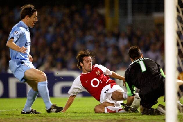 Edu (Mitte, Arsenal) versucht den Ball an Torwart Pablo Cavallero (Celta Vigo) vorbei zu bekommen Fußball EC 1 Herren Champions League 2003 2004, Achtelfinale, RC Celta de Vigo - Arsenal FC London 2:3, Gruppe Vigo Dynamik,  