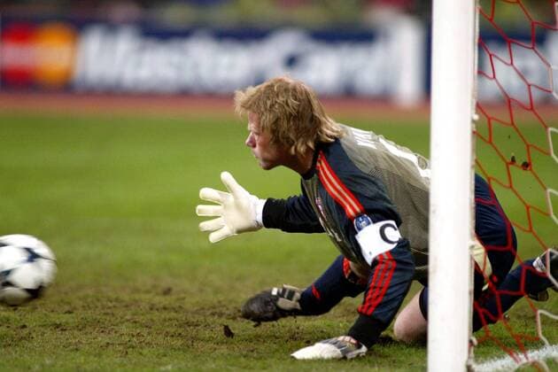 Torwart Oliver Kahn (Bayern) sieht den Ball kommen (Serie 1 4) Fußball EC 1 Herren Champions League 2003 2004, Achtelfinale, FC Bayern München - Real Madrid 1:1, Vdig Einzelbild München Abwehr, Spannung,  