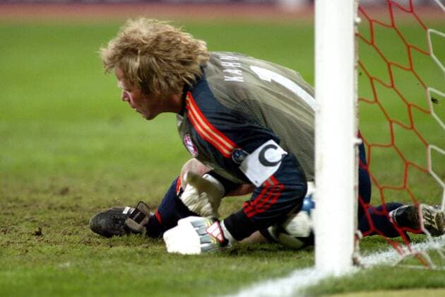 Torwart Oliver Kahn (Bayern) kann den Ball nicht kontrollieren (Serie 2 4) Fußball EC 1 Herren Champions League 2003 2004, Achtelfinale, FC Bayern München - Real Madrid 1:1, Vdig Einzelbild München Abwehr,  