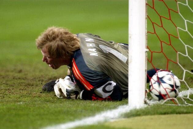 Torwart Oliver Kahn (Bayern) läßt den Ball durchrutschen (Serie 3 4) Fußball EC 1 Herren Champions League 2003 2004, Achtelfinale, FC Bayern München - Real Madrid 1:1, Vdig Einzelbild München Abwehr,  