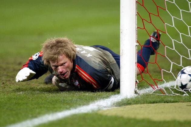 Torwart Oliver Kahn (Bayern) sieht entsetzt, daß der Ball hinter der Linie im Netz liegt (Serie 4 4) Fußball EC 1 Herren Champions League 2003 2004, Achtelfinale, FC Bayern München - Real Madrid 1:1, Vdig Einzelbild München Verzweiflung,  