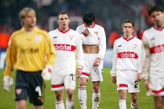 Fernando Meira (Mitte, Stuttgart) enttäuscht; sein Selbsttor kostete den Stuttgartern den Erfolg Fußball EC 1 Herren Champions League 2003 2004, Achtelfinale, VfB Stuttgart, Gruppe Stuttgart Enttäuschung, Verzweiflung,