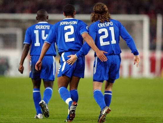 Glen Johnson (li.) und Hernan Crespo (beide Chelsea) belohnen sich gegenseitig mit einem Klaps auf den Po Fußball EC 1 Herren Champions League 2003 2004, Achtelfinale, Stuttgart - Chelsea FC London 0:1, Gruppe Stuttgart Harmonie, Freude, Kameradschaft, Komik