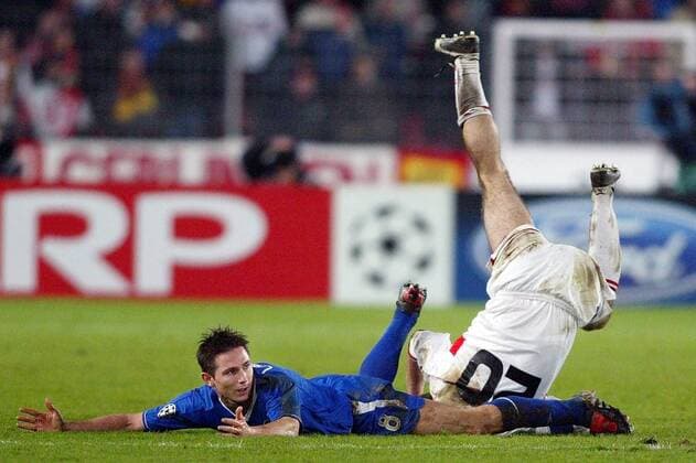 Frank Lampard (li., Chelsea) schaut verständnislos über den kopfstehenden Zvonimir Soldo (Stuttgart) Fußball EC 1 Herren Champions League 2003 2004, Achtelfinale, VfB Stuttgart - Chelsea FC London 0:1, Gruppe Stuttgart Kampf