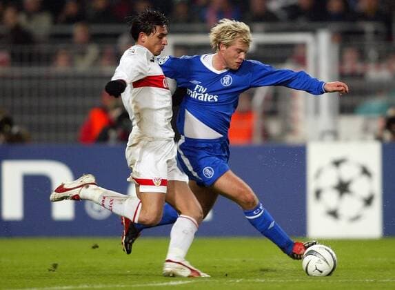 Eidur Gudjohnsen (re., Chelsea) gegen Fernando Meira (Stuttgart) Fußball EC 1 Herren Champions League 2003 2004, Achtelfinale, VfB Stuttgart - Chelsea FC London 0:1, Gruppe Stuttgart Dynamik, Kampf