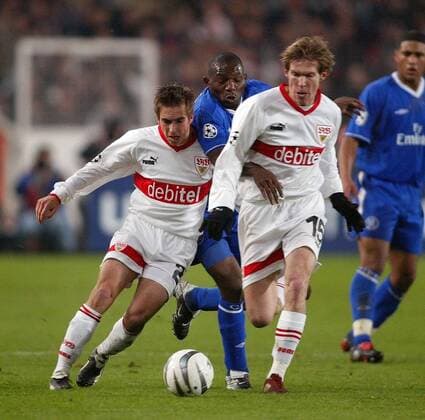 Philipp Lahm (li.) und Aliaksandr Hleb (re., beide Stuttgart) gegen Geremi Njitap Fotso (Chelsea) Fußball EC 1 Herren Champions League 2003 2004, Achtelfinale, VfB Stuttgart - Chelsea FC London 0:1, Gruppe Stuttgart Dynamik, Kampf