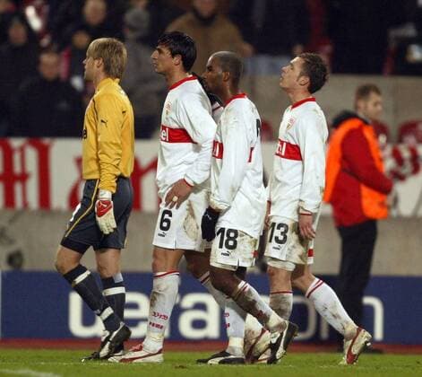 Enttäuschter Abgang der Stuttgarter, v.li. Torwart Timo Hildebrand, Fernando Meira, Cacau und Christian Tiffert Fußball EC 1 Herren Champions League 2003 2004, Achtelfinale, VfB Stuttgart, Gruppe Stuttgart Enttäuschung, Verzweiflung,