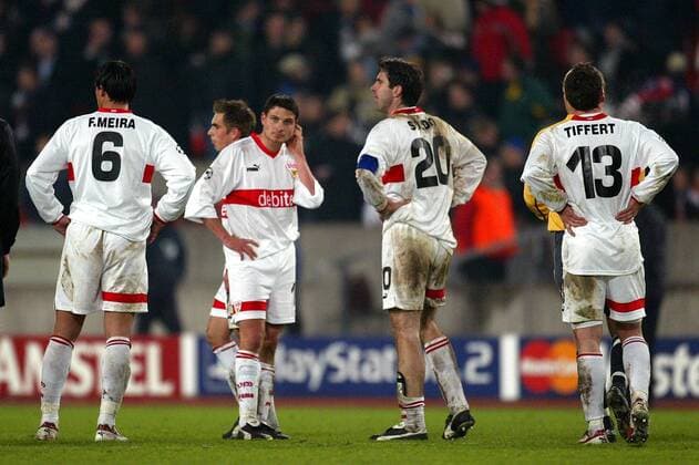 Enttäuschte Stuttgarter, v.li.: Meira, Lahm, Imre Szabics, Zvonimir Soldo und Tiffert (alle Stuttgart) Fußball EC 1 Herren Champions League 2003 2004, VfB Stuttgart, Vdig Gruppe Stuttgart Enttäuschung, Verzweiflung
