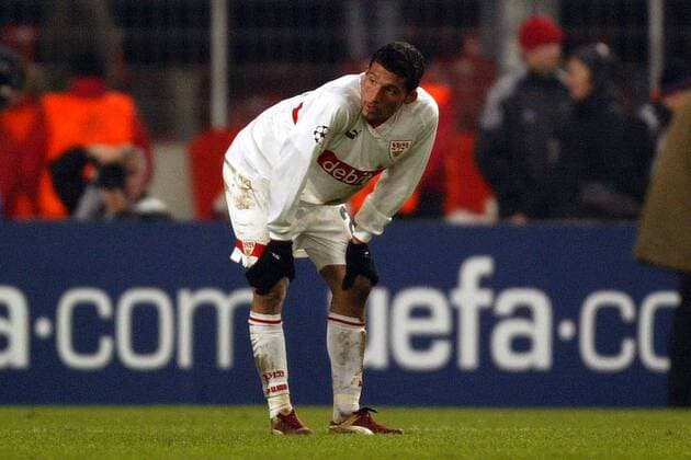 Kevin Kuranyi (Stuttgart) enttäuscht Fußball EC 1 Herren Champions League 2003 2004, Achtelfinale, VfB Stuttgart, Einzelbild Stuttgart Enttäuschung, Nachdenklichkeit,