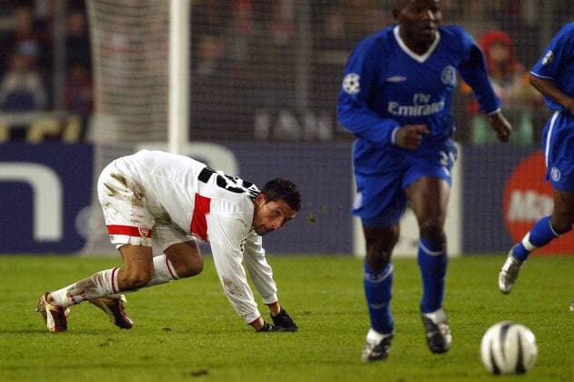 Kevin Kuranyi (li., Stuttgart) kann den Spielern vom FC Chelsea nur noch hinterher schauen Fußball EC 1 Herren Champions League 2003 2004, Achtelfinale, VfB Stuttgart - Chelsea FC London 0:1, Gruppe Stuttgart Dynamik,
