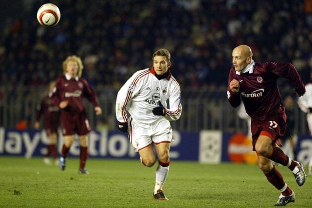 Andrej Schewtschenko (Milan, li.) gegen Petr Johana (Sparta Prag) Fußball EC 1 Herren Champions League 2003 2004, Sparta Prag - AC Mailand 0:0, Vdig Gruppe Prag Dynamik,