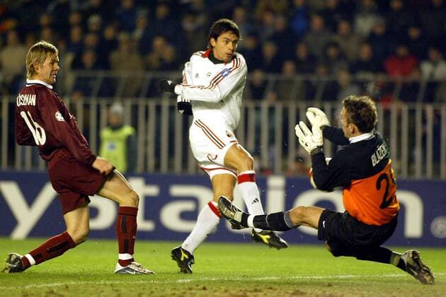 Filippo Inzaghi (Milan, Mitte) scheitert an Torwart Jaromir Blazek, daneben: Tomas Hübschman (beide Sparta Prag) Fußball EC 1 Herren Champions League 2003 2004, Sparta Prag - AC Mailand 0:0, Vdig Gruppe Prag Dynamik,