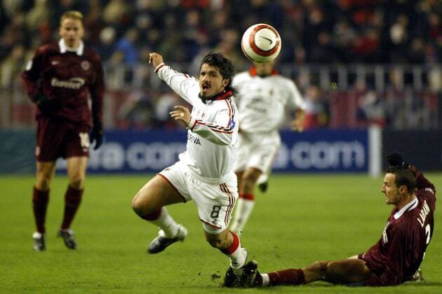 Vladimir Labant (Sparta Prag, re.) steigt hart ein gegen Gennaro Gattuso (Milan) Fußball EC 1 Herren Champions League 2003 2004, Sparta Prag - AC Mailand 0:0, Vdig Gruppe Prag Dynamik, Kampf,