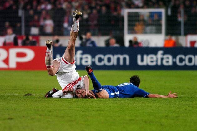 Zvonimir Soldo (Stuttgart, li.) mit einer akrobatischen Einlage gegen Frank Lampard (Chelsea) Fußball EC 1 Herren Champions League 2003 2004, Achtelfinale, VfB Stuttgart - Chelsea FC London 0:1, Vdig Gruppe Stuttgart Dynamik,