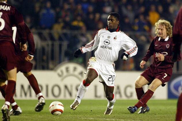 Clarence Seedorf (Milan) am Ball, daneben: Lukas Zelenka (Sparta Prag) Fußball EC 1 Herren Champions League 2003 2004, Sparta Prag - AC Mailand 0:0, Vdig Gruppe Prag Dynamik,