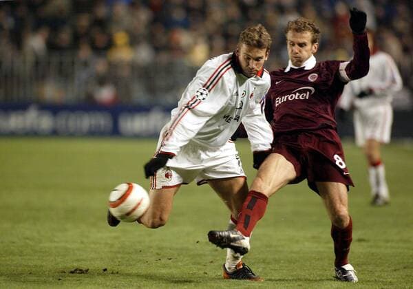 Andrej Schewtschenko (Milan, li.) gegen Karel Poborsky (Sparta Prag) Fußball EC 1 Herren Champions League 2003 2004, Sparta Prag - AC Mailand 0:0, Vdig Gruppe Prag Dynamik,