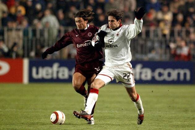 Miroslav Baranek (Sparta Prag, li.) gegen Kaka (Milan) Fußball EC 1 Herren Champions League 2003 2004, Sparta Prag - AC Mailand 0:0, Vdig Gruppe Prag Dynamik,