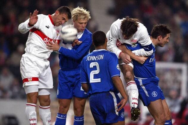 Kampf um den Ball, v.li.: Marcelo Jose Bordon (Stuttgart), Eidur Gudjohnsen, Glen Johnson (beide Chelsea), Zvonimir Soldo (Stuttgart) und Frank Lampard (Chelsea) Fußball EC 1 Herren Champions League 2003 2004, Achtelfinale, VfB Stuttgart - Chelsea FC London 0:1, Vdig Gruppe Stuttgart Dynamik, Kampf,