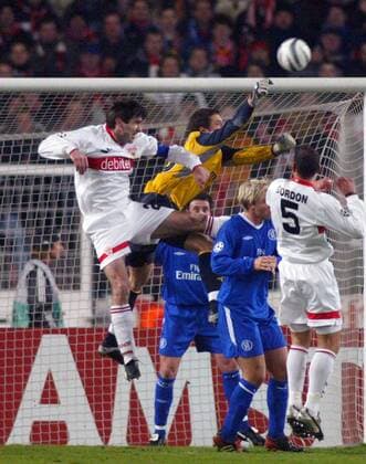 Torwart Carlo Cudicini (Chelsea, Mitte) klärt gegen Zvonimir Soldo (li.) und Marcello Bordon (beide Stuttgart) Fußball EC 1 Herren Champions League 2003 2004, Achtelfinale, VfB Stuttgart - Chelsea FC London 0:1 Gruppe Stuttgart Dynamik, Kampf, Spannung,