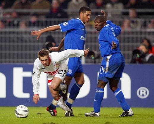 Philipp Lahm (li., Stuttgart) lässt Geremi Njitap Fotso (re.) und Glen Johnson (beide Chelsea) orientierungslos stehen Fußball EC 1 Herren Champions League 2003 2004, Achtelfinale, VfB Stuttgart - Chelsea FC London 0:1, Gruppe Stuttgart Dynamik,