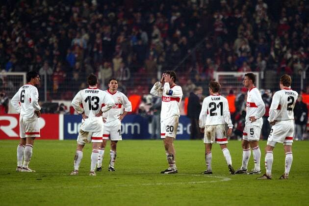 Enttäuschte Stuttgarter nach Spielende, v.li.: Meira, Tiffert, Szabics, Soldo, Lahm, Bordon und Hinkel (alle Stuttgart) Fußball EC 1 Herren Champions League 2003 2004, VfB Stuttgart, Vdig Gruppe Stuttgart Enttäuschung, Verzweiflung