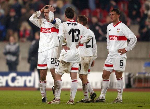 Ratlosigkeit beim VfB Stuttgart v.li.: Zvonimir Soldo, Tiffert und Marcelo Jose Bordon Fußball EC 1 Herren Champions League 2003 2004, Achtelfinale, VfB Stuttgart, Gruppe Stuttgart Enttäuschung, Nachdenklichkeit, Verzweiflung