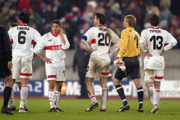 Ratlosigkeit beim VfB Stuttgart v.li.: Meira, Imre Szabics, Zvonimir Soldo, Torwart Timo Hildebrand und Tiffert Fußball EC 1 Herren Champions League 2003 2004, Achtelfinale, VfB Stuttgart, Gruppe Stuttgart Enttäuschung, Verzweiflung