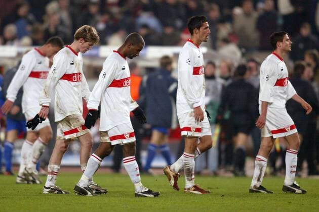 Enttäuschter Abgang der Stuttgarter, v.li.: Aliaksandr Hleb, Cacau, Kevin Kuranyi, Imre Szabics Fußball EC 1 Herren Champions League 2003 2004, Achtelfinale, VfB Stuttgart, Gruppe Stuttgart Enttäuschung,