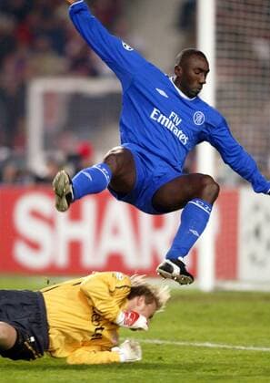 Jimmy Floyd Hasselbaink (Chelsea) fliegt über Torwart Timo Hildebrand (Stuttgart) Fußball EC 1 Herren Champions League 2003 2004, Achtelfinale, VfB Stuttgart - Chelsea FC London 0:1, Gruppe Stuttgart Dynamik, Höhe, Kampf