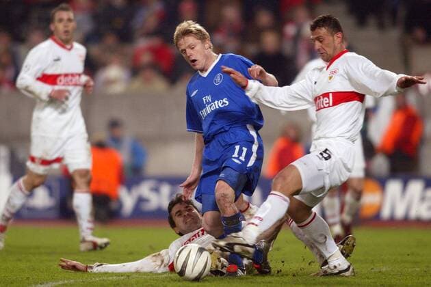 Damien Duff (Mitte, Chelsea) gegen Marcelo Jose Bordon (re.) und Zvonimir Soldo (beide Stuttgart) Fußball EC 1 Herren Champions League 2003 2004, Achtelfinale, VfB Stuttgart - Chelsea FC London 0:1, Gruppe Stuttgart Dynamik, Kampf,