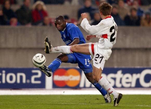Geremi Njitap Fotso (li., Chelsea) gegen Philipp Lahm (Stuttgart) Fußball EC 1 Herren Champions League 2003 2004, Achtelfinale, VfB Stuttgart - Chelsea FC London 0:1, Gruppe Stuttgart Dynamik,