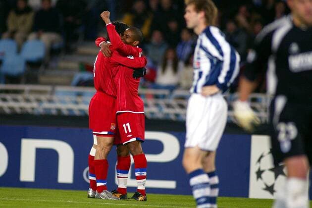 Florent Malouda (re.) und Juninho (beide Lyon) - Torjubel Fußball EC 1 Herren Champions League 2003 2004, Achtelfinale, San Sebastian - Olympique Lyonnais 0:1, OL, Gruppe San Sebastian Freude, Begeisterung,  