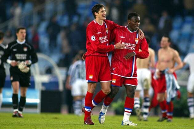 Edmilson (li.) und Mickael Essien (beide Lyon) - Siegesjubel Fußball EC 1 Herren Champions League 2003 2004, Achtelfinale, San Sebastian - Olympique Lyonnais 0:1, OL, Gruppe San Sebastian Freude,  