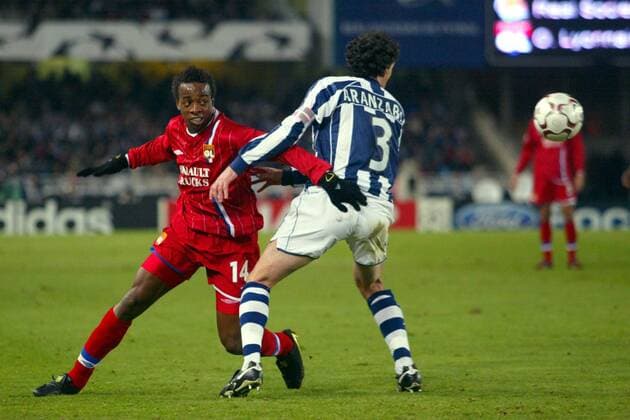 Sidney Govou (li., Lyon) gegen Augustin Aranzabal (Real Sociedad) Fußball EC 1 Herren Champions League 2003 2004, Achtelfinale, Real Sociedad San Sebastian - Olympique Lyonnais 0:1, OL, Gruppe San Sebastian Dynamik,  