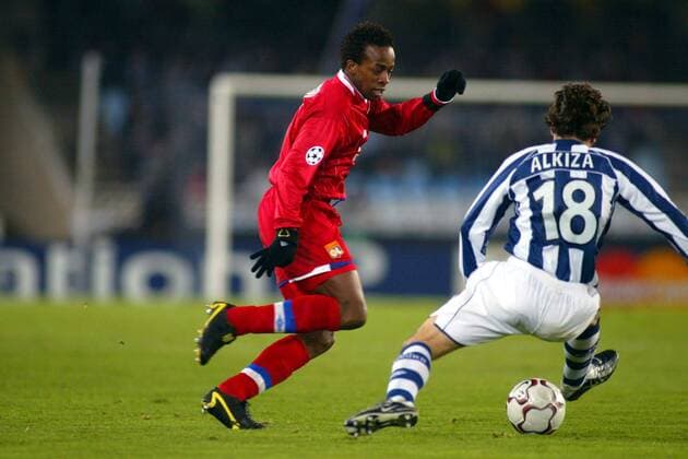 Sidney Govou (li., Lyon) gegen Bittor Alkiza Fernandez (Real Sociedad) Fußball EC 1 Herren Champions League 2003 2004, Achtelfinale, Real Sociedad San Sebastian - Olympique Lyonnais 0:1, OL, Gruppe San Sebastian Dynamik,  