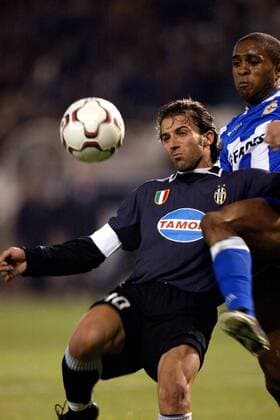 Alessandro del Piero (Juventus, li.) gegen Jorge Andrade (La Coruna) Fußball EC 1 Herren Champions League 2003 2004, Achtelfinale, Deportivo La Coruna - Juventus Turin 1:0, Juve, Vdig Gruppe La Coruna Dynamik,  