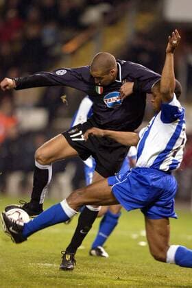 David Trezeguet (Juventus, li.) gegen Jorge Andrade (La Coruna) Fußball EC 1 Herren Champions League 2003 2004, Achtelfinale, Deportivo La Coruna - Juventus Turin 1:0, Juve, Vdig Gruppe La Coruna Dynamik,  