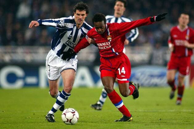 Sidney Govou (re., Lyon) gegen Augustin Aranzabal (Real Sociedad) Fußball EC 1 Herren Champions League 2003 2004, Achtelfinale, Real Sociedad San Sebastian - Olympique Lyonnais 0:1, OL, Gruppe San Sebastian Dynamik,  