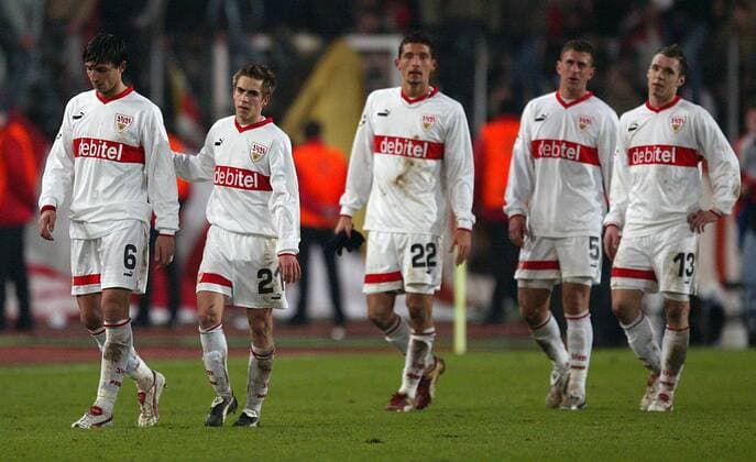 Enttäuschter Abgang der Stuttgarter v.li.: Fernando Meira, Philipp Lahm, Kevin Kuranyi, Marcelo Jose Bordon, Christian Tiffert Fußball EC 1 Herren Champions League 2003 2004, Achtelfinale, VfB Stuttgart, Gruppe Stuttgart Enttäuschung, Verzweiflung