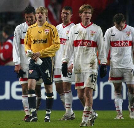 Enttäuschter Abgang der Stuttgarter, v.li.: Kevin Kuranyi, Torwart Timo Hildebrand, Marcelo Jose Bordon, Aliaksandr Helb, Christian Tiffert Fußball EC 1 Herren Champions League 2003 2004, Achtelfinale, VfB Stuttgart, Gruppe Stuttgart Enttäuschung, Verzweiflung