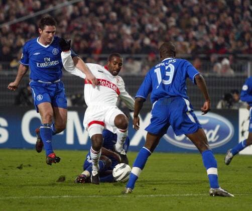 Cacau (Mitte, Stuttgart) gegen Frank Lampard (li.) und Gallas (beide Chelsea) Fußball EC 1 Herren Champions League 2003 2004, Achtelfinale, VfB Stuttgart - Chelsea FC London 0:1, Gruppe Stuttgart Dynamik,