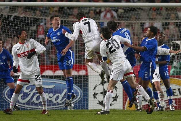 Silvio Meißner (Mitte, Stuttgart) setzt sich per Kopfball gegen John Terry (2.v.li.) und Lampard (3.v.re., beide Chelsea) durch Fußball EC 1 Herren Champions League 2003 2004, Achtelfinale, VfB Stuttgart - Chelsea FC London 0:1, Gruppe Stuttgart Dynamik, Kampf,
