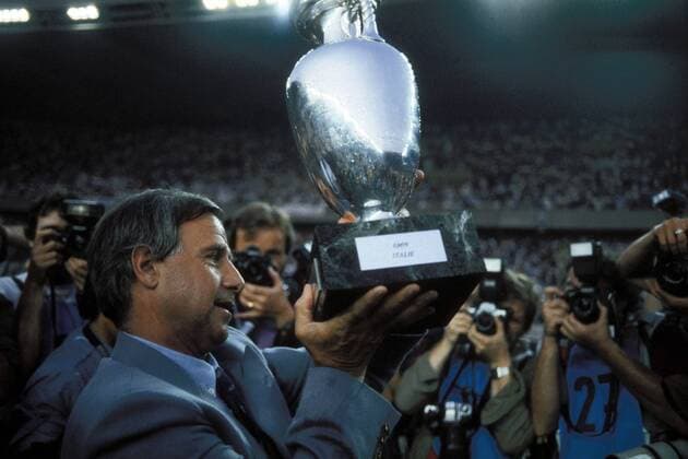 Nationaltrainer Michel Hidalgo (Frankreich) präsentiert den Coupe Henri Delaunay Fußball EM Herren DEUTSCHSPRACHIGE SPORTZEITSCHRIFTEN UND -ZEITUNGEN NUR NACH RÜCKSPRACHE, Europameisterschaft 1984 Einzelbild Europameisterschaftspokal, Europameisterpokal Paris, Europameisterpokal, Begeisterung, Freude,