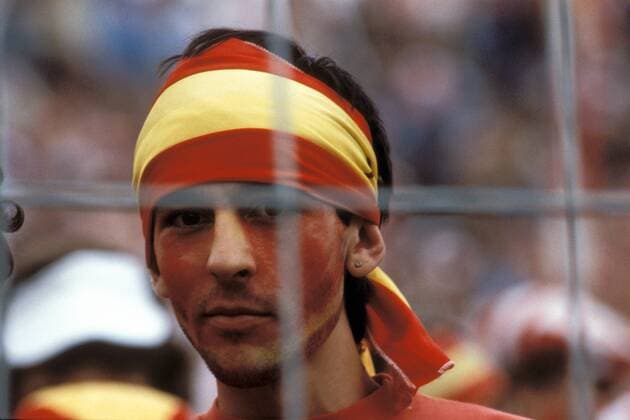 Ein Spanischer Fan in den Landesfarben Fußball EM Herren DEUTSCHSPRACHIGE SPORTZEITSCHRIFTEN UND -ZEITUNGEN NUR NACH RÜCKSPRACHE, Europameisterschaft 1984 Porträt Nationalfahne, Nationalfahnen, spanische, spanisch Lyon