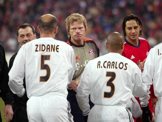 Torwart Oliver Kahn (Mitte) und Claudio Pizarro (beide Bayern) begrüßen Zinedine Zidane und Roberto Carlos (beide Real Madrid) Fußball EC 1 Herren Champions League 2003 2004, Achtelfinale, FC Bayern München - Real Madrid 1:1, Vdig, Gruppe München