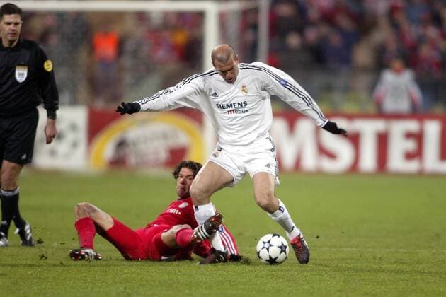 Zinedine Zidane (Real Madrid, re.) gegen Michael Ballack (Bayern) Fußball EC 1 Herren Champions League 2003 2004, Achtelfinale, FC Bayern München - Real Madrid 1:1 Gruppe München