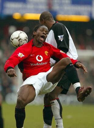 Louis Saha (vorn, Manchester United) gegen Luis Boa Morte (Fulham) Fußball Herren English Premier League 2003 2004, 1. Englische Liga, FC Fulham - Manchester United FC 1:1, ManU Gruppe Fulham Dynamik,